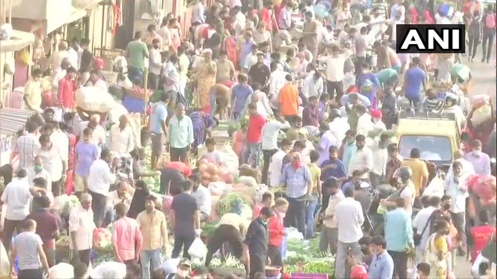 देश भर में कोरोना मचा रहा तांडव लेकिन नहीं सुधर रहे लोग, मुंबई के मार्केट में बड़ी संख्या में खरीदारी करते दिखे लोग, देखें Photos